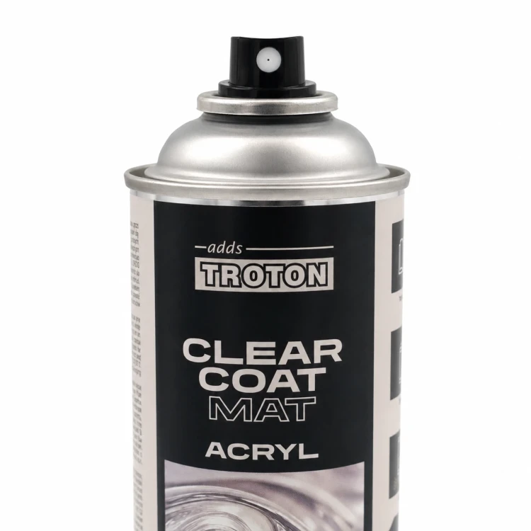Zbliżenie dyszy lakieru bezbarwnego mat Troton 400 ml